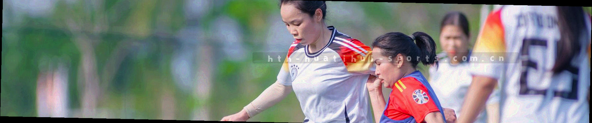规则线条与刻度尺组合的抽象背景，暗金与深红渐变交织